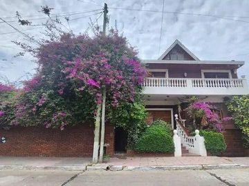 Casa chalet seis ambientes jardin a la venta en Wilde apto acepta permutas