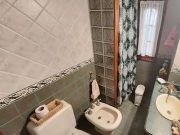 Casa chalet seis ambientes jardin a la venta en Wilde apto acepta permutas