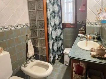 Casa chalet seis ambientes jardin a la venta en Wilde apto acepta permutas