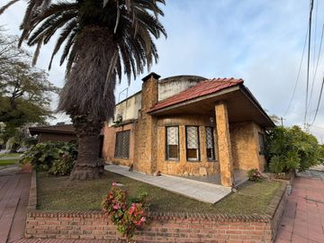 Casa cuatro ambientes en venta wilde chalet cochera