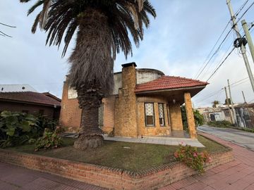 Casa cuatro ambientes en venta wilde chalet cochera