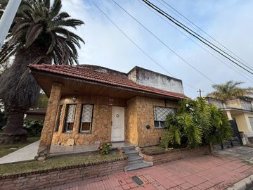Casa cuatro ambientes en venta wilde chalet cochera
