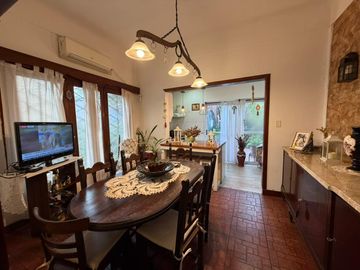Casa cuatro ambientes en venta wilde chalet cochera