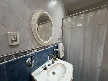 Casa cuatro ambientes en venta wilde chalet cochera
