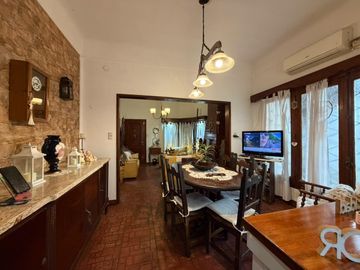 Casa cuatro ambientes en venta wilde chalet cochera