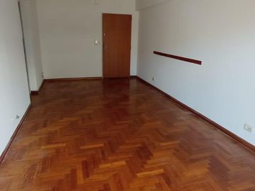 Semi Piso de 3 Amb. con Balcón al Frente Lav. Indepte. en Venta en Flores | Culpina al 100
