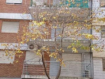 Semi Piso de 3 Amb. con Balcón al Frente Lav. Indepte. en Venta en Flores | Culpina al 100