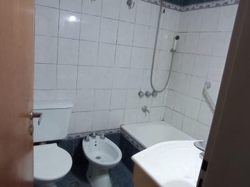 Semi Piso de 3 Amb. con Balcón al Frente Lav. Indepte. en Venta en Flores | Culpina al 100