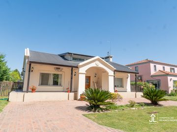 casa en  venta en E1 con dos lotes en Cardales Village
