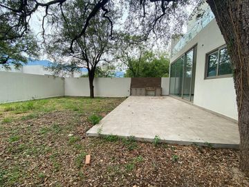 Casa en venta patio amplio el uro  carretera nacional Monterrey