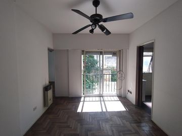 Venta de Depto 2 amb en Flores! Super luminoso y calido!!
