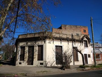 Casa amplia en esquina, multiples usos