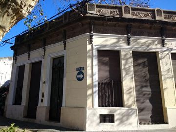 Casa amplia en esquina, multiples usos