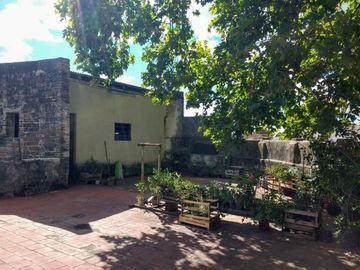 Casa amplia en esquina, multiples usos