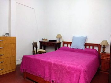 Casa amplia en esquina, multiples usos