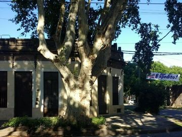 Casa amplia en esquina, multiples usos