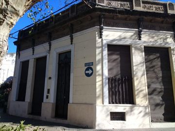 Casa amplia en esquina, multiples usos