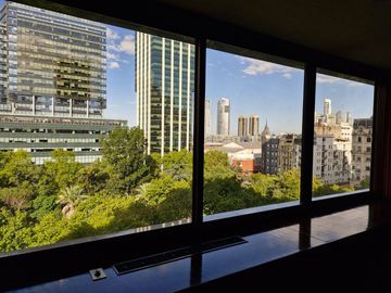 Oficina en excelente estado con vista a Plaza Roma