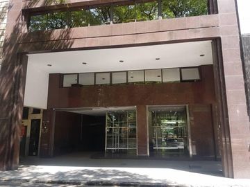 Oficina en excelente estado con vista a Plaza Roma