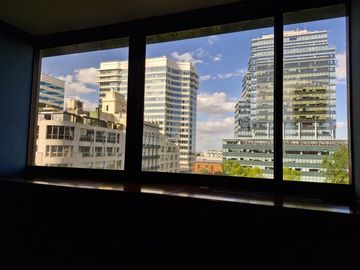Oficina en excelente estado con vista a Plaza Roma