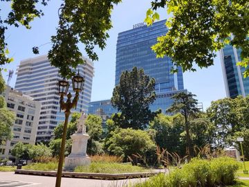 Oficina en excelente estado con vista a Plaza Roma