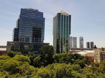 Oficina en excelente estado con vista a Plaza Roma