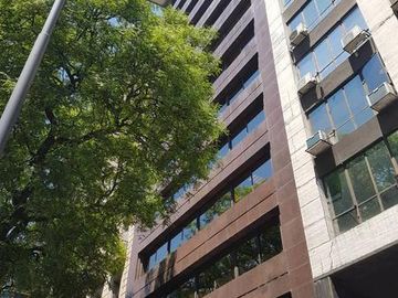 Oficina en excelente estado con vista a Plaza Roma