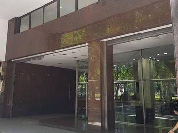 Oficina en excelente estado con vista a Plaza Roma