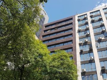 Oficina en excelente estado con vista a Plaza Roma