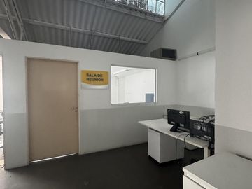 VENTA DE GALPON DE 2,475 M2 CON OFICINAS EN PARQUE PATRICIOS - DISTRITO TECNOLOGICO
