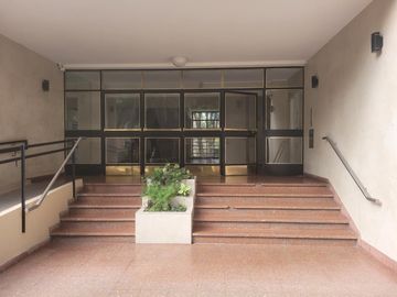 Departamento. 3 ambientes amplios. Luminoso. Bajo Belgrano.