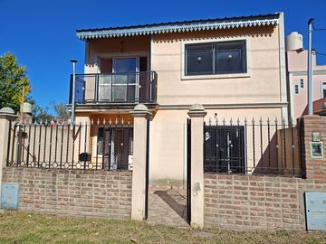Duplex al frente de 3 ambientes en G. Catan