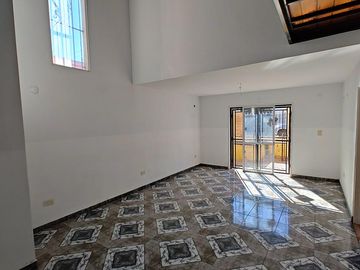 Duplex al frente de 3 ambientes en G. Catan
