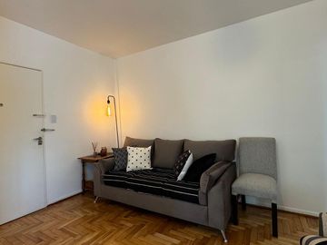Departamento de 2 ambientes AMOBLADO en Villa Urquiza, plena zona comercial!