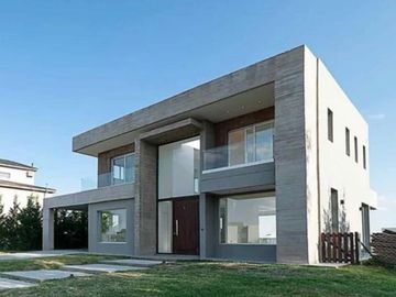 VENTA CASA SAN SEBASTIAN AREA 10 PILAR 5 AMBIENTES