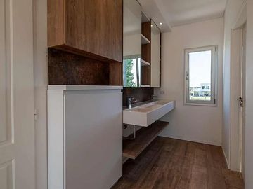 VENTA CASA SAN SEBASTIAN AREA 10 PILAR 5 AMBIENTES
