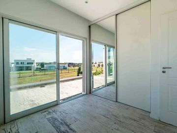 VENTA CASA SAN SEBASTIAN AREA 10 PILAR 5 AMBIENTES