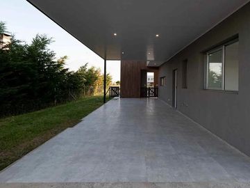 VENTA CASA SAN SEBASTIAN AREA 10 PILAR 5 AMBIENTES