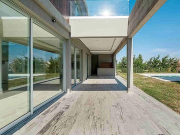 VENTA CASA SAN SEBASTIAN AREA 10 PILAR 5 AMBIENTES