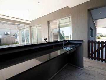 VENTA CASA SAN SEBASTIAN AREA 10 PILAR 5 AMBIENTES