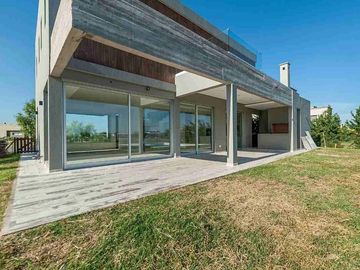 VENTA CASA SAN SEBASTIAN AREA 10 PILAR 5 AMBIENTES