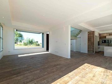 VENTA CASA SAN SEBASTIAN AREA 10 PILAR 5 AMBIENTES