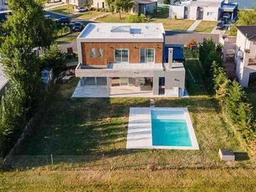 VENTA CASA SAN SEBASTIAN AREA 10 PILAR 5 AMBIENTES