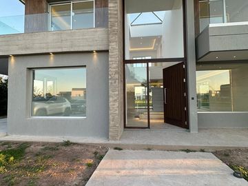 VENTA CASA SAN SEBASTIAN AREA 10 PILAR 5 AMBIENTES