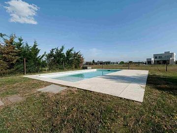 VENTA CASA SAN SEBASTIAN AREA 10 PILAR 5 AMBIENTES