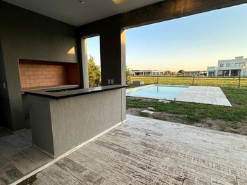 VENTA CASA SAN SEBASTIAN AREA 10 PILAR 5 AMBIENTES