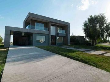 VENTA CASA SAN SEBASTIAN AREA 10 PILAR 5 AMBIENTES