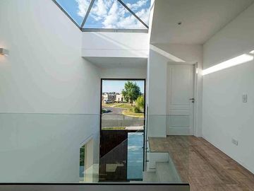 VENTA CASA SAN SEBASTIAN AREA 10 PILAR 5 AMBIENTES