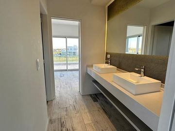 VENTA CASA SAN SEBASTIAN AREA 10 PILAR 5 AMBIENTES