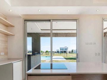 VENTA CASA SAN SEBASTIAN AREA 10 PILAR 5 AMBIENTES